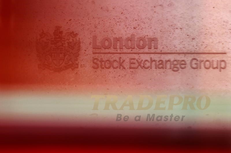 FTSE 100 kết thúc cao hơn, dầu giảm, Bitcoin giữ gần 35.000 USD