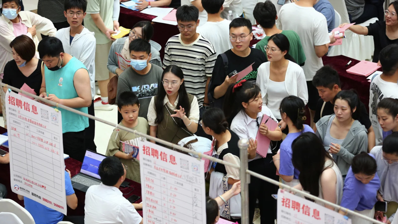 Câu chuyện 1/5 lao động trẻ thất nghiệp ở Trung Quốc