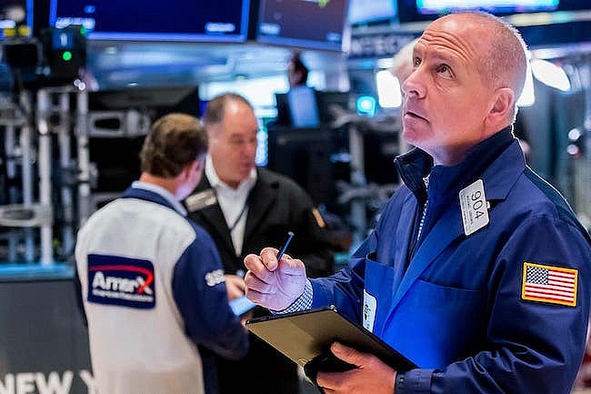 S&P 500 giảm gần 2% sau tuyên bố của Trump về thuế quan với Trung Quốc và các quốc gia khác